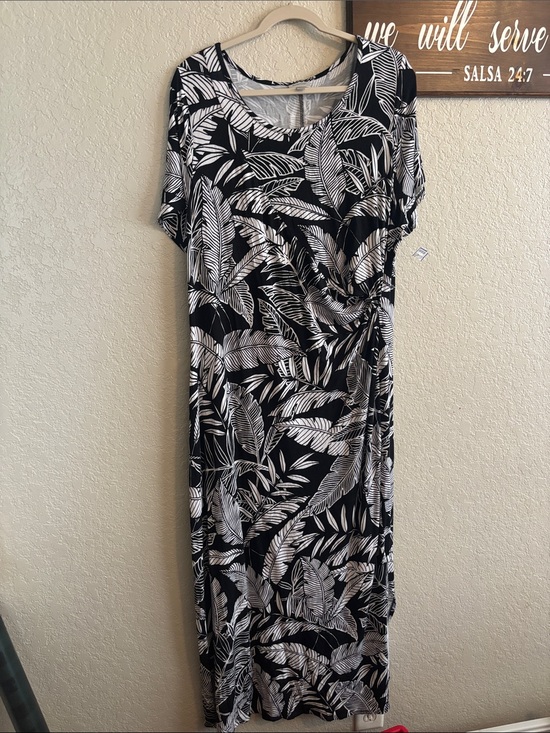 Avenue Dresses & Skirts - Avenue Black & White Leaf-Print Maxi Dress